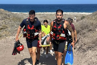 Rescate en la playa de Los Muertos en Carboneras