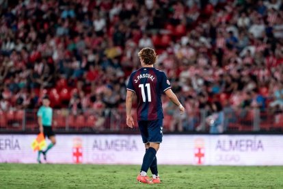 Los seguidores del Almería lo vieron como rival con la camiseta del Eibar.