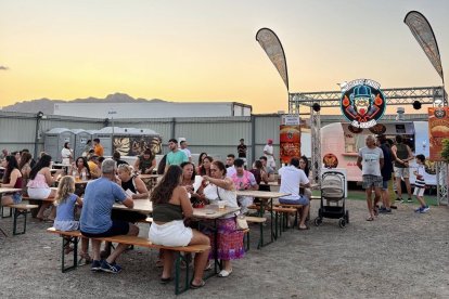 Gran expectación el día de la inauguración del Fun Burger Festival.