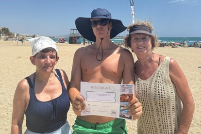 Encarna López y su familia, de Vera, disfrutarán de una comida en el chiringuito Sol y Playa de Carboneras.
