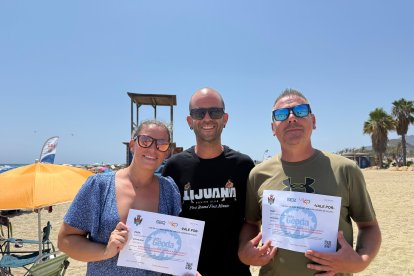 Marina junto a sus amigos, llegados de Rivas, junto a su entrada para la Geoda de Pulpí.
