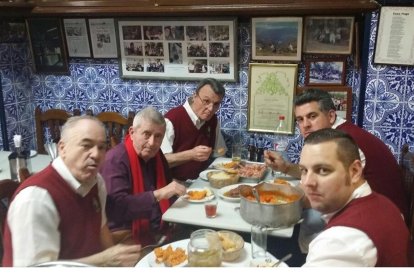 De la Poza, con los empleados del Bar Puga.
