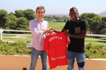 Miguel Corona comenzaba su etapa de director deportivo en el Almería.