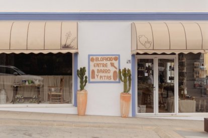 Exterior de 'Entre Barro y Pitas' en Avenida Federico García Lorca, 91