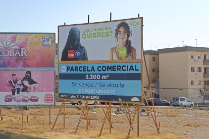 La otra valla publitaria, que también ha amanecido descubierta.