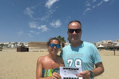 Felipe, de Valladolid, con su entrada para el cine de verano de Vera.