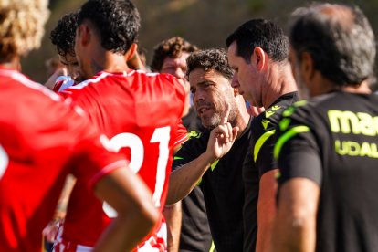 Rubi con el equipo en el último amistoso de la concentración en Marbella el pasado jueves.