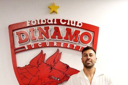 Tiene una bonita colección de camisetas de los mejores clubes que defendió.