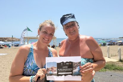 Natalia, con su bono para disfrutar de las impresionantes instalaciones de Lunar Cable Park, en Cuevas.