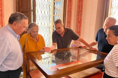El alcalde, el cronista, la edil y donantes observando el elemento donado.
