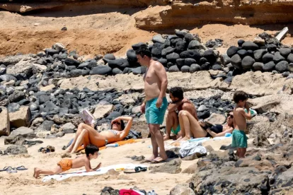 La familia con sus hijos en la playa.