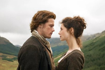 Jamie y Claire, protagonistas de la serie original 'Outlander'.