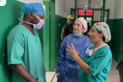 María del Mar Rico habla con un sanitario local, en Canchungo.