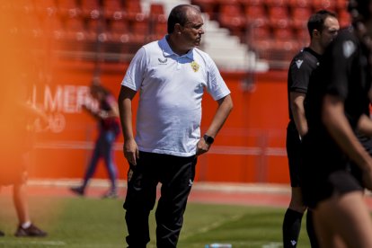 Ha dirigido en Primera División al Almería y le sobra experiencia.