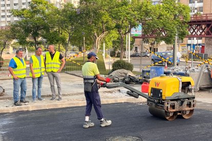 Visita de Juan José Segura a los trabajos durante la pavimentación
