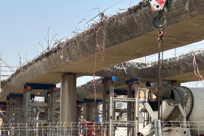 Todas las piezas del puente de la Avenida del Mediterráneo ya están sostenidas por andamios para ir realizando los primeros cortes