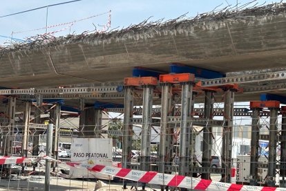 Todas las piezas del puente de la Avenida del Mediterráneo ya están sostenidas por andamios para ir realizando los primeros cortes