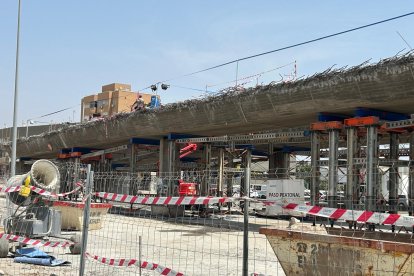 Así se ve la suspensión de las piezas sobre los andamios colocados.