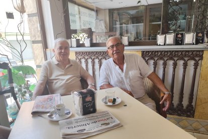 Francisco Villa y Manuel Parra, presidente de la Peña Deportiva Antonio Biosca y pintor jubilado de la colonia Los Ángeles, respectivamente; pero, sobre todo, clientes habituales del Vipais.