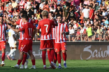 Adri Embarba fue el más destacado del Almería con dos goles.