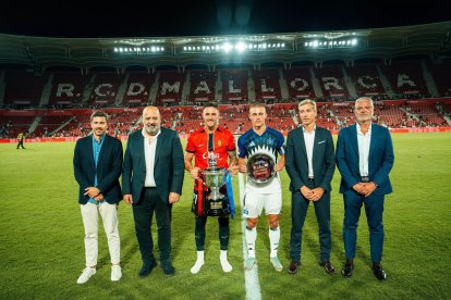 Los jugadores del Real Mallorca posan tras la conquista de su trofeo.
