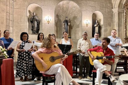 Rocío Moyano del Estad interpretando las sevillanas en la presentación