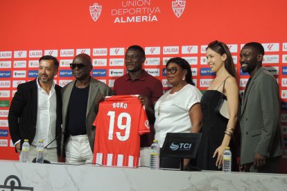 El padre de Brahim Díaz (izquierda), junto a Patrick Soko y toda su familia.