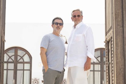 Sean Hepburn Ferrer (a la derecha), en la Finca Maltés de San José junto a su gerente, Francisco García.