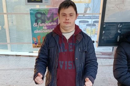 Pepito esperando el autobús para ir al trabajo..