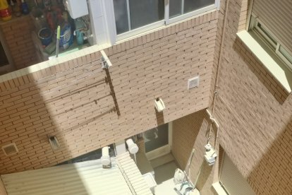 Los patios quedaron blancos tras vaciar los extintores.