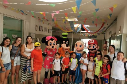 Alumnos de la escuela de verano de El Llano de Don Antonio con los muñecos de la TV