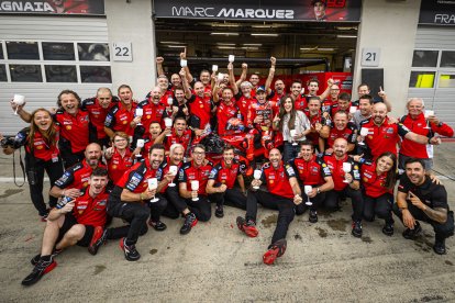 Todo el equipo Ducati celebrando el brillante triunfo de Márquez.