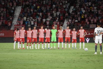 Los futbolistas del Almería en el minuto de silencio en la previa del partido ante el Albacete.