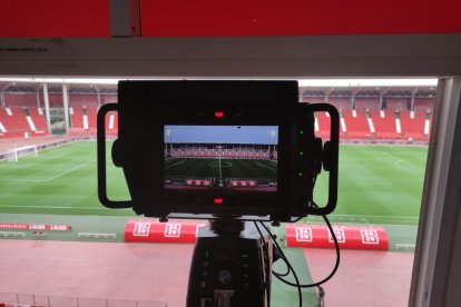Una cámara de televisión en el Estadio de los Juegos Mediterráneo.