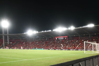 Los aficionados han respondido a la llamada del presidente llenando el campo.