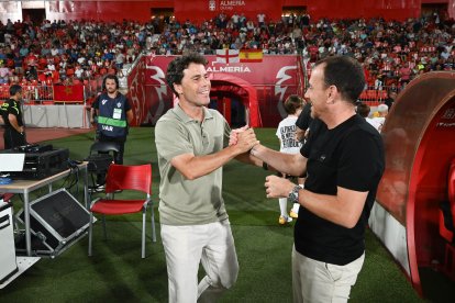 El entrenador del Almería tiene a su presidente en la 'chepa' y ello genera presión.