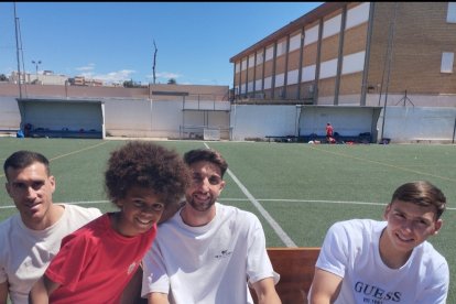Neil con las estrellas del Almería club donde jugaba su papá.
