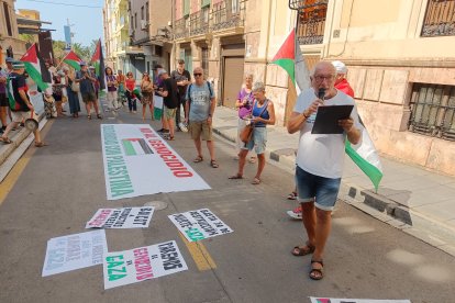 Manuel Pérez Sola lee el manifiesto de la concentración.