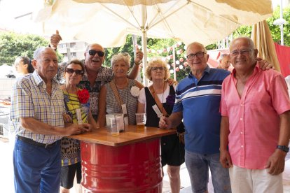Los Amigos de Almería disfrutando hoy de las tapas de Burana y de su ambiente