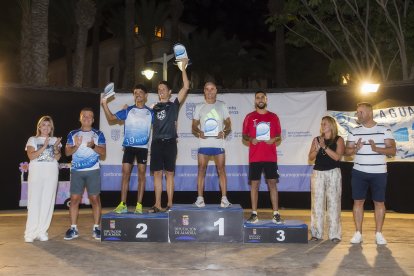 Podio con ganadores de una de las categorías y autoridades.