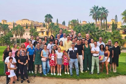 Fotografía de familia de trabajadores, responsables y autoridades con Bisbal en el resort de Cuevas del Almanzora.