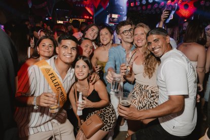 Celebrando el cumpleaños con los amigos y amigas en Berlín Social Club.