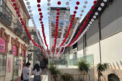 La acera del Mercado Central en la que ha abierto Dry Martina, decorada de Feria.