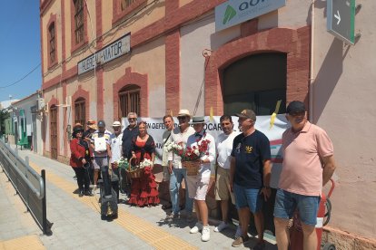 Miembros de La Mesa del Ferrocarril en la estación de Huércal-Viator.