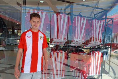 En la tienda del Almería: “Me gustan las tres camisetas, son bonitas”.