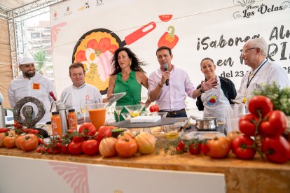 El presidente de la Diputación y la alcaldesa de Almería acompañaron a los chefs y participantes en el Espacio Gastronómico, resaltando la gastronomía como parte esencial de la Feria.