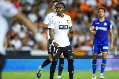 Le sienta bien a Ramazani la camiseta del Valencia.