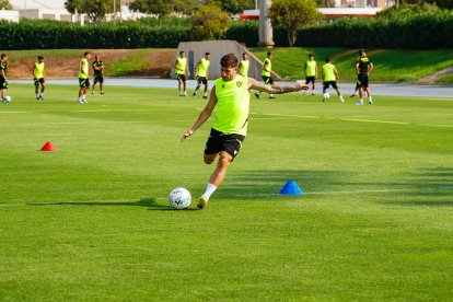 Un futbolista de Primera con el Almería en Segunda División.