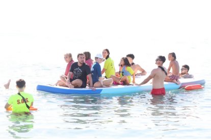 Los usuarios de Carboneras Inclusiva usaron la tabla de paddle surf gigante para disfrutar de una actividad divertida en el agua