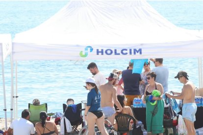 Carpas de Holcim en la playa de El Ancón